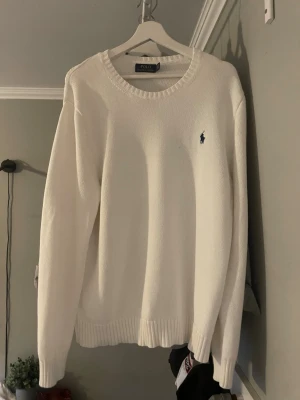 Stickad tröja från Ralph lauren strl L/M - Säljer denna vita Ralph lauren tröjan. Tröjan är i nyskick. Storleken är L men passar även M. Skriv vid funderingar 😃