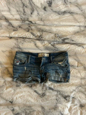 lågmidjade hollister shorts  - säljer de här skitsnygga jätte lågmidjade hollister shortsen med storlek w23 men de passar även upp till max w25 
