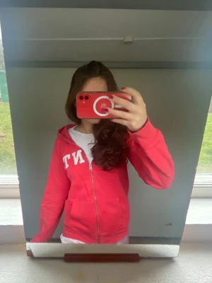 Röd zip up hoddie med luva från Gant - En röd zip up hoddie med luva, st. M från Gant. 