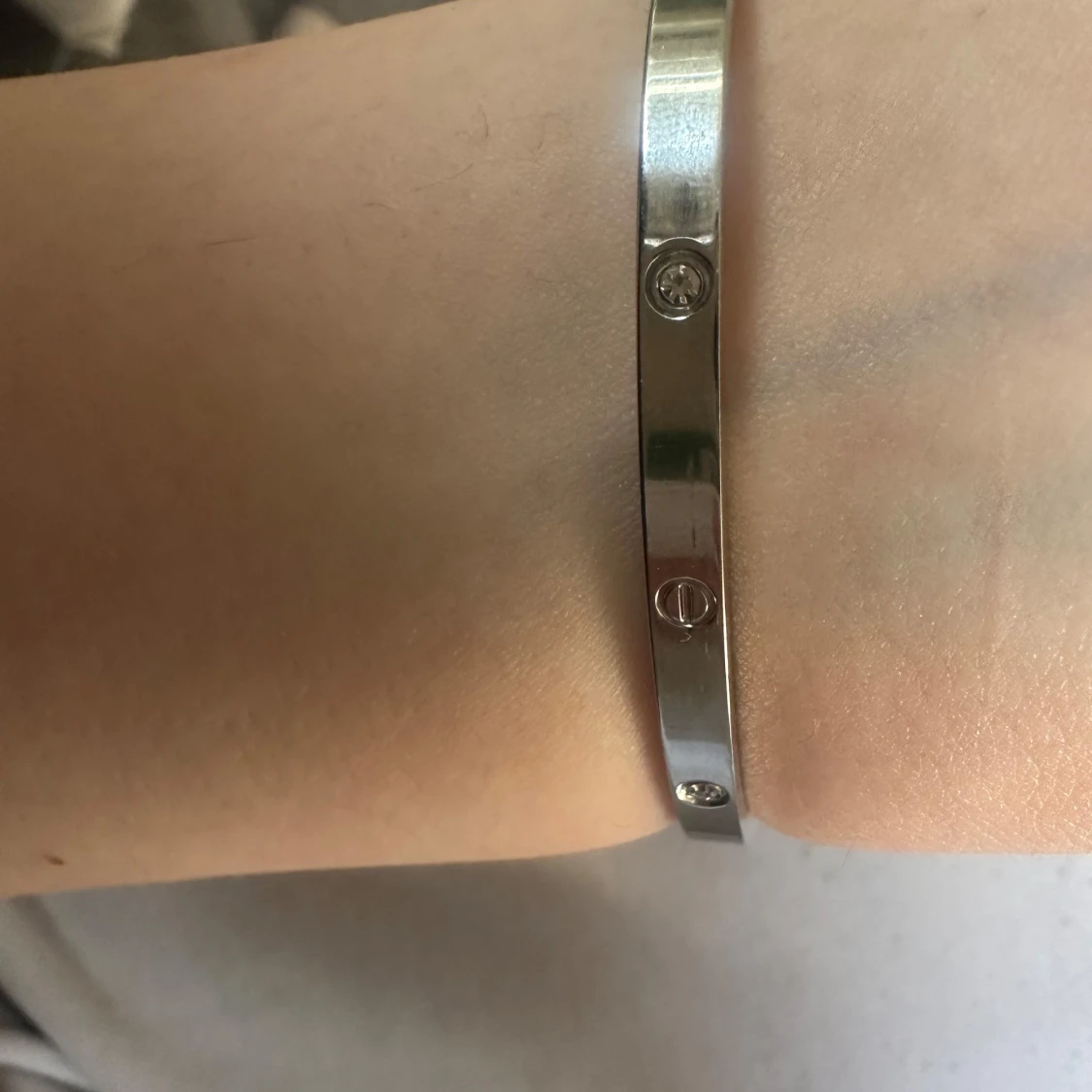 Silverfärgat armband med stenar - 1