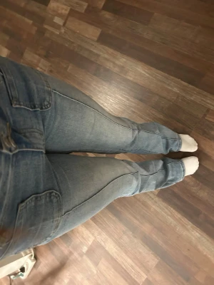 Ljusblå LW bootcut jeans från Madlady - De är från Madlady org pris 699kr, använda 3 gånger och har inga defekter. Jag är 172cm lång och är i storlek S/Tall