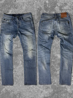 Ljusblå jeans med skön wash - Väldigt stilrena och perfekt till alla tillfällen. Inga defekter, skriv vid fundering 😊🙌mått: A:40 B:74 C:20 D:17 C:15 (cm)