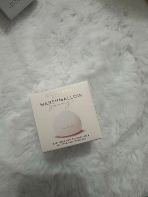 Clomana Marshmallow Sponge - Supermjuk och latexfri sminksvamp från Clomana Beauty, perfekt för foundation och puder. Svampen är vit och har en rundad form som gör det enkelt att blenda sminket jämnt över ansiktet. Ger en flawless finish och är skonsam mot huden.