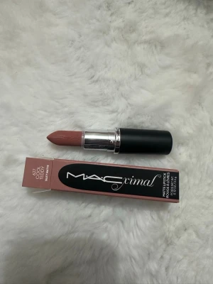 MAC läppstift Cool Teddy 627 - MACximal läppstift i färgen Cool Teddy 627, silky matte finish. Läppstiftet har en snygg rosabrun nyans och kommer i en stilren svart hylsa med silverdetalj. Perfekt för dig som gillar en mjuk, matt look med mycket pigment.