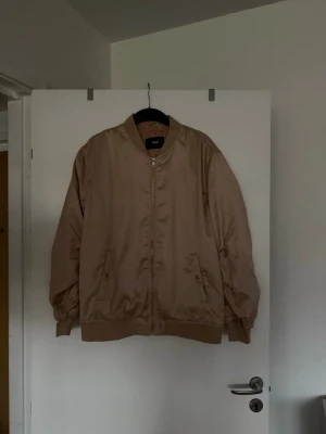 Bomberjacka guld  - Storlek L. Möjligt att den är använd någon gång. 