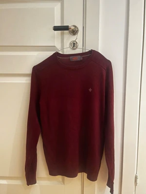 Morris crewneck - Säljer en crewneck från Marius i storlek XS som är mycket sparsamt använd och nypris ligger på 1500kr.