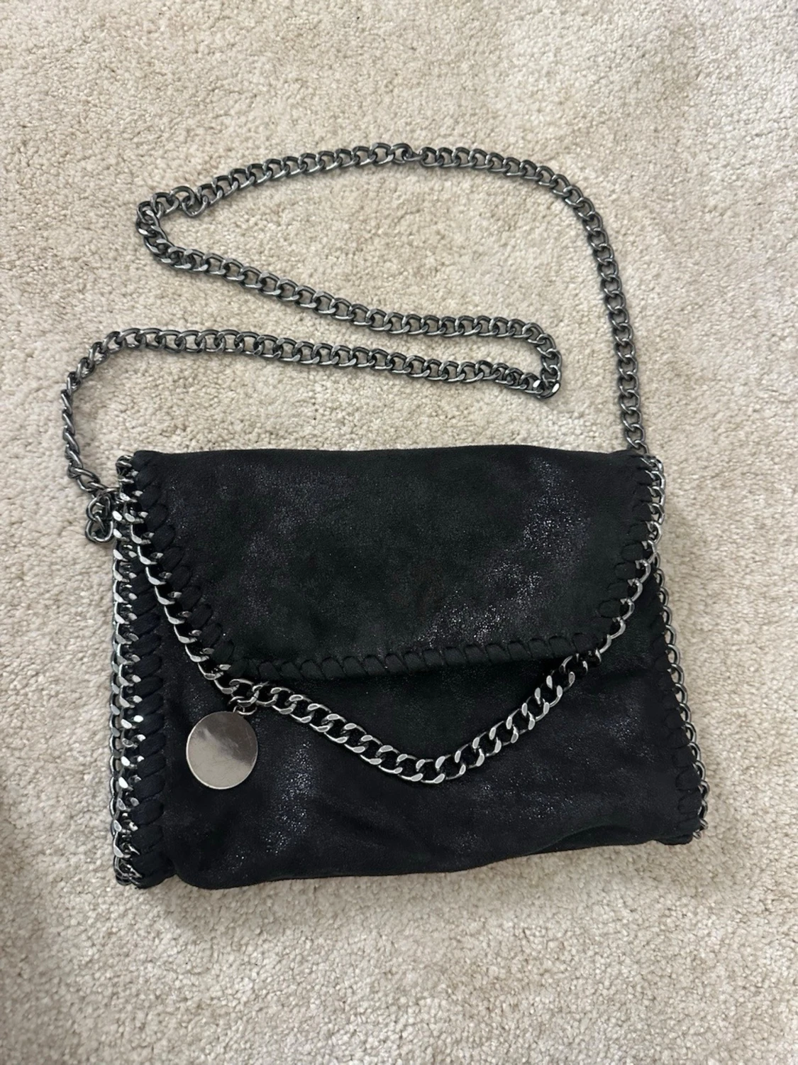 Svart axelväska med kedja