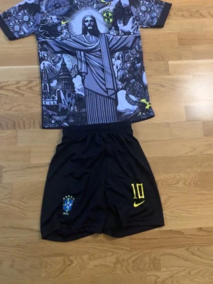 Brasilien fotbollsshorts Nike - Säljer ett par svarta Brasilien fotbollsshorts från Nike med gult nummer 10 och Nike-logga. Shortsen har även Brasilien-emblemet på ena benet. Perfekta för fotbollsträning eller match.