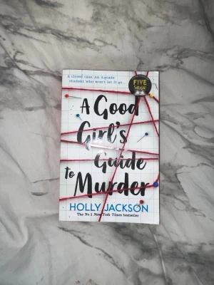A Good Girl's Guide to Murder - A Good Girl's Guide to Murder boken är inte i okej skick den är läst så den ser läst ut
