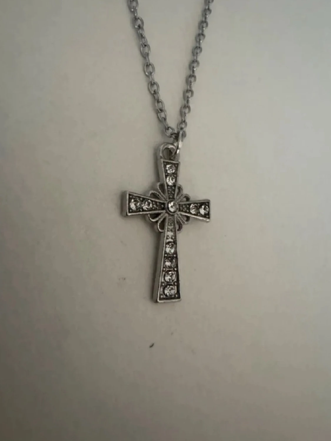 Silverfärgat korshalsband med stenar - 1