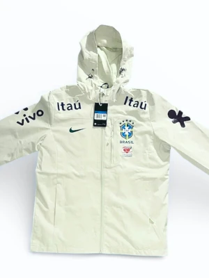 Brasilien vindjacka - Hej! Säljer en helt ny Brasilien vindjacka från Nike! Skicket är 10/10 och det är faktiskt en riktigt bra kvalitet på jackan. Säljer den eftersom det var för liten. Storleken på tröjan är M men passar mer som en S. Var inte rädd att ställa någon fråga! Mvh KC Closet - Fashion Boutique.