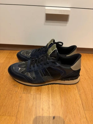 Valentino rockrunner - Skick 8/10| inga tydliga defekter| storlek 41| Självklart helt äkta, pm för mer bilder eller info! 
