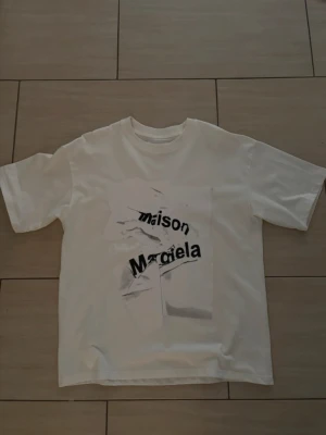 Maison margiela t shirt  - Säljer denna maison margiela t shirten. Den är i topp skick. Skriv vid fler frågor och funderingar!