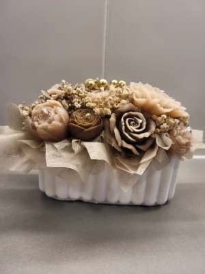 Ljus bukett i kruka - Egengjorda ljusbukeyter i en handmade kruka av gips. Blomorna kan fås i alla färrger samt doft.