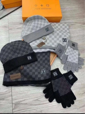 Lv kit - Bilden visar mössor, halsdukar och handskar från Louis Vuitton i rutigt mönster, men ingen väst finns med.