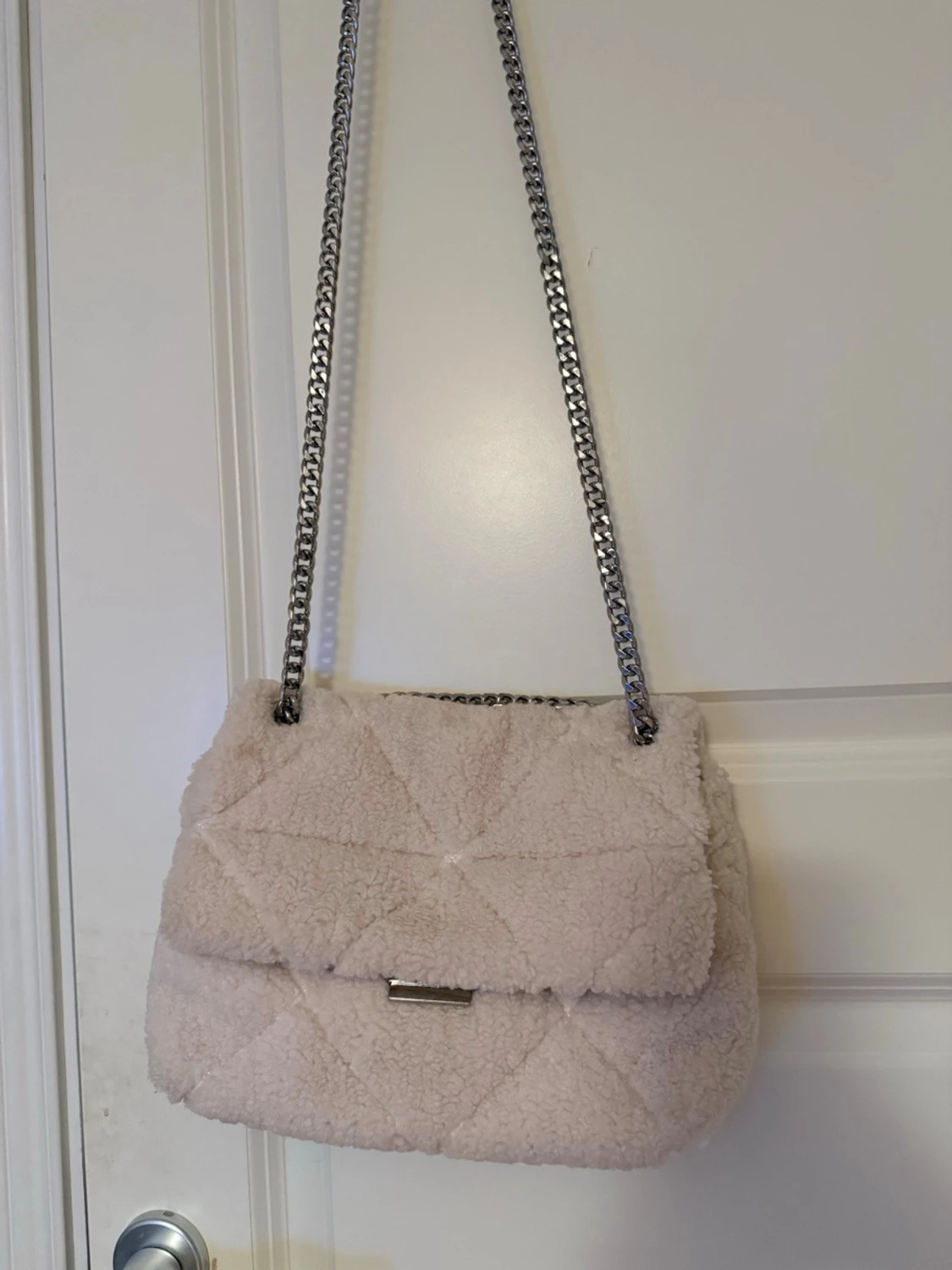 Beige axelväska med kedja