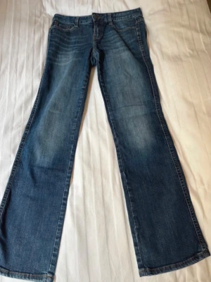 Blå bootcut jeans från Calvin Klein - Snygga blå jeans från Calvin Klein med bootcut passform. Materialet är slitstarkt jeans och midjan är normal. Passar mig som är 172 och storlek S