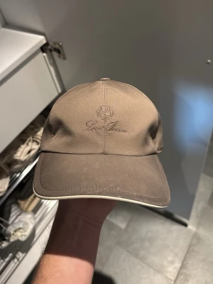 Loro Piana Baseball Cap storm system  - Säljer nu min Loro piana keps i storlek L, färg: Oliv/khakigrön/beige, fint skick 8/10