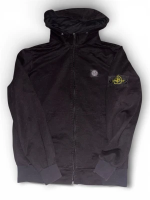 Stone Island Zip Hoodie - Super skön och hip Stone Island zip hoodie. Perfekt för ett lite kallt klimat.