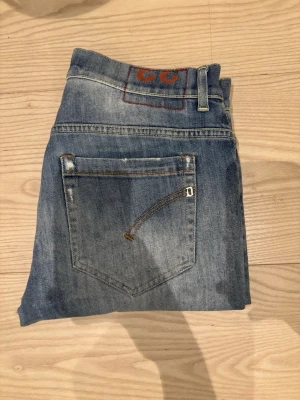 Dondup George jeans - Ett par lite schysstare jeans från Dondup | Skick: 8/10 | Nypris: ~ 3000 kr | Storlek: W33 | Modell: George, trendigaste modellen på marknaden just nu! |  Har en liten defekt vid sista bild som är igensydd av skräddare men syns inte alls när man har på de | Hör av er vid minsta fundering 🙌