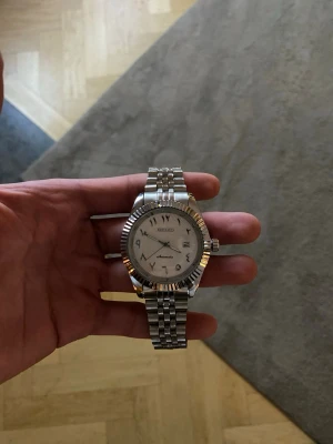 Helt Ny Seiko Mod Klocka - Säljer denna helt nya Seiko Mod klockan med vit urtavla och Arabic dial  Klockan har en batteridriven Quartz movement, och den kommer med en klocklåda✅  Vid fler frågor eller funderingar skicka gärna ett pm, Mvh