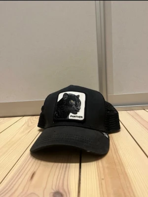 Fin panterkeps aldrig använd  - Säljer en väldigt fin keps med ett coolt tryck på framsidan motivet är en panter med justerbar storlek i bak hör av er vid frågor mvh Nils 