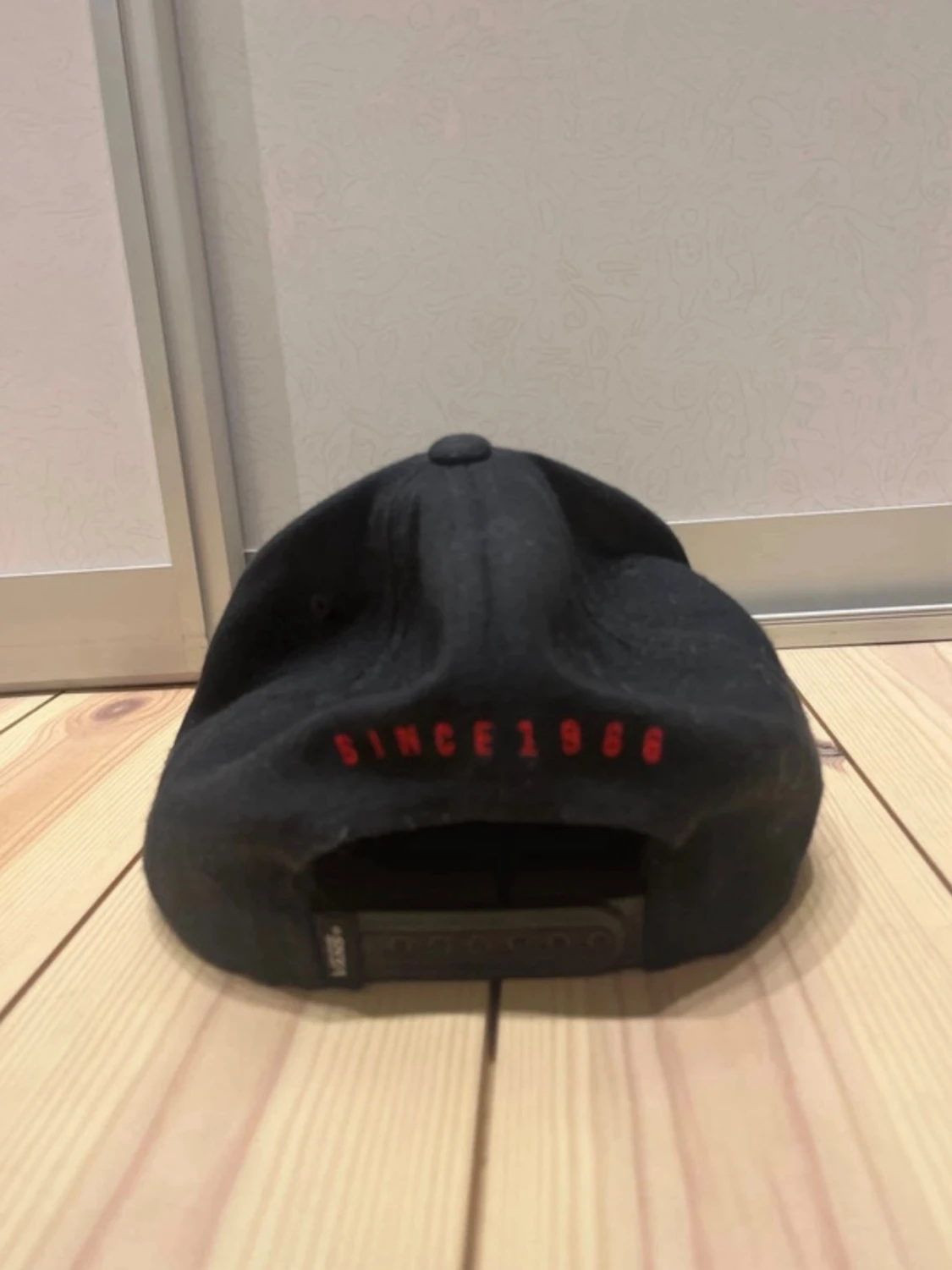 Svart Vans keps med röd logga - 2