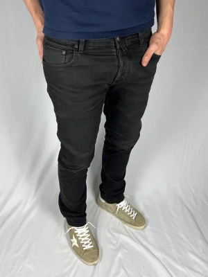 Jacob Cohën 622 C. - Size: W32 Skick: 9/10, väldigt bra utan defekter. Retail pris: 4500 SEK. Modellen är 185cm och väger 78kg. Mått: 43x105cm (Ytterben + midja) Hör av dig vid frågor eller funderingar!