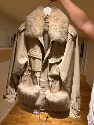 Custommade jacka - Custommade jacka, beige storlek M/L  Säljes, pris kan diskuteras vid snabb affär!