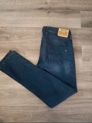 Replay Anbass blå jeans - Säljer ett par mörkblå Replay Anbass jeans i klassisk femficksmodell. Byxorna är i den populära modellen Anbass. Riktigt skön passform. Storlek 38 men de är insydda i midjan så passar nog lite mindre storlek men svårt att säga vilken exakt🙃Överlag är de i väldigt fint skick!