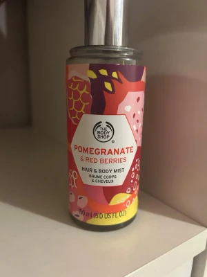 Body Shop - Parfym - En body mist från The Body Shop med doft av röda bär och granatäpple. En väldigt fruktig och sprudlande doft! Ca 90% kvar i flaskan, vilket motsvarar ca 135 ml.