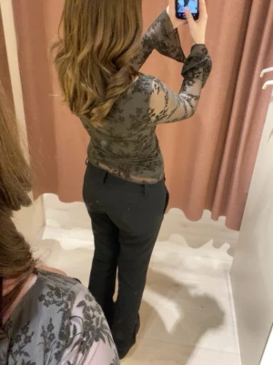 Svarta lowwaist kostymbyxor - Säljer ett par svarta kostymbyxor med klassisk rak siluett och lowwaist. Byxorna har hällor för bälte och men lite utsvängd, diskreta fickor, perfekta för en clean och stilren look. Passar dig som gillar en enkel men snygg stil.