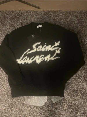 Svart stickad Saint Laurent tröja - Skön YSL tröja, storlek S men är ganska stor passform. Skriv vid instresse och priset kan diskuteras !