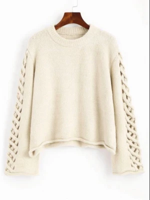 Flätad stickad tröja  - Suuuper populär och snygg stickad tröja med flätade armar från Zara i storlek s men passar även andra storlekar också , aldrig använd därav i nyskick  ☺️☺️ tryck gärna på köp nu 