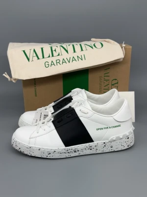 Valentino Open Skor | 40 - Unika Valentino Open For a Change skor i nyskick! Storlek 40 men passar aningen större. Nypris: 7000kr. Självklart äkta. Hör av er vid funderingar!