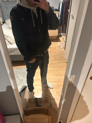 Mörkblå vindjacka från Ralph lauren  - Snygg mörkblå vindjacka från Raplh lauren, är i storlek M men sitter som S. Har själv storlek S och den sitter bra på mig. Kan gå ner i pris vid snabb affär! 