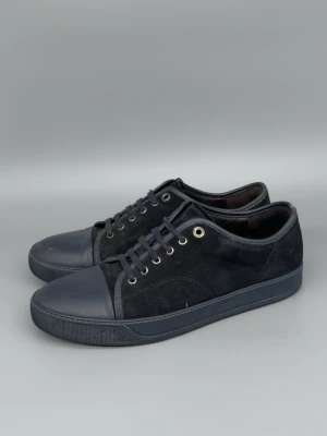 Lanvin Skor | 44 - Lanvin Skor i mycket bra skick! Storlek 9, passar 43-44. Nypris: 5000kr. Självklart äkta! Hör av er vid funderingar 🙌