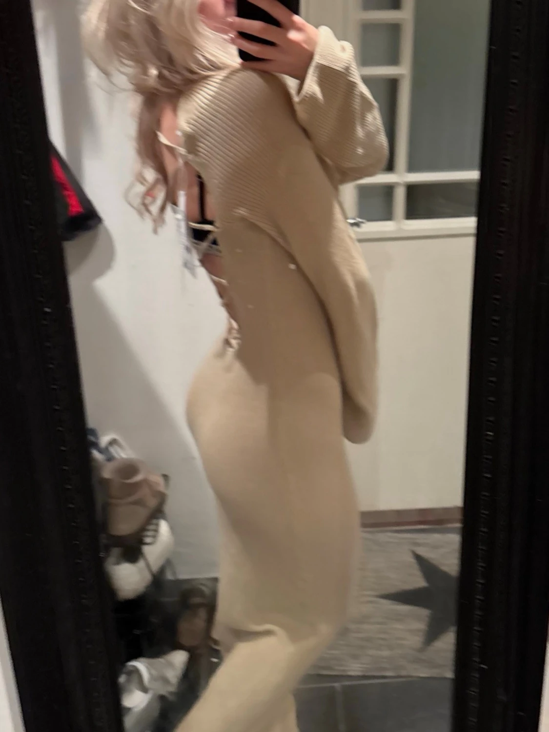 Beige stickad långklänning med snörning - 1