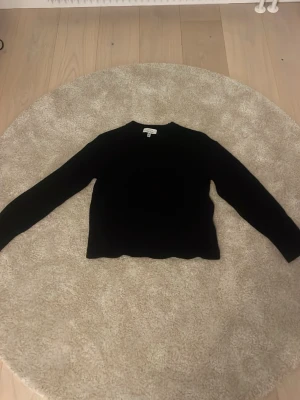 Svart stickad tröja från & Other Stories - Svart stickad tröja från & Other Stories. Tröjan har en klassisk rund hals och långa ärmar. Nypris 550 kr. Storlek xs. Köptes för 1 år sen. Mjuk och skön kvalitet, perfekt för kyligare dagar.
