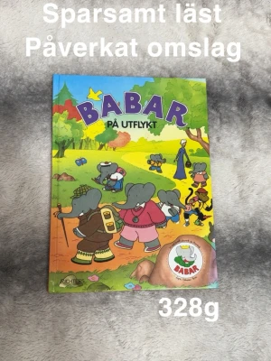 Babar på utflykt - Följ med Babar och hans vänner på ett färgglatt äventyr i naturen! Perfekt för dig som gillar charmiga illustrationer och lättlästa berättelser. Boken är sparsamt läst men har ett påverkat omslag. Passar både unga och unga vuxna som vill ha nostalgi eller mysig högläsning.🌸 Sparsamt läst. Något påverkat omslag.