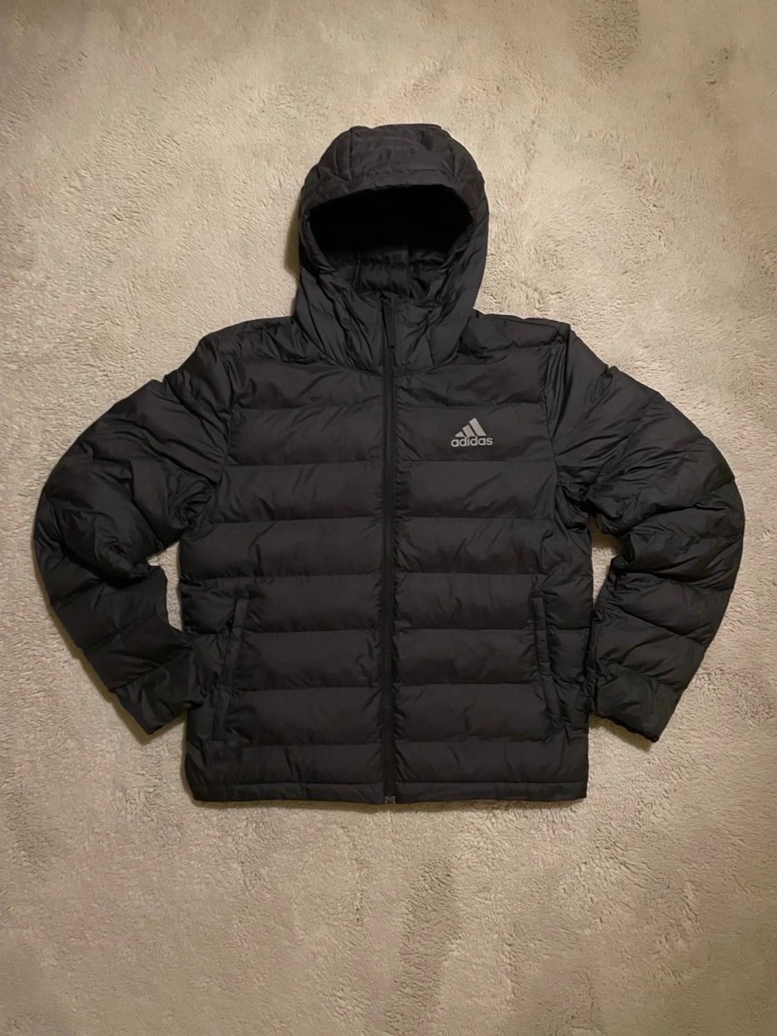 Svart pufferjacka från Adidas, M