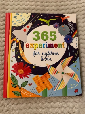 365 experiment för nyfikna barn - Upptäck roliga och enkla experiment varje dag! Perfekt för dig som gillar att testa, skapa och utforska naturvetenskap på ett kreativt sätt. Färgglada illustrationer och tydliga instruktioner gör det enkelt att komma igång direkt.