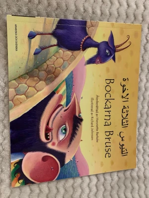 Bockarna Bruse - En färgstark och rolig bok om de tre bockarna Bruse, återberättad på både svenska och arabiska. Perfekt för dig som gillar klassiska sagor och vill läsa på två språk! Illustrationerna är fantasifulla och boken passar både yngre och äldre ungdomar.
