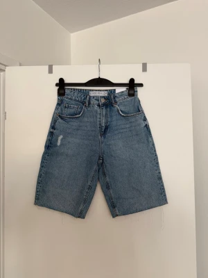 Jeansshorts  - Storlek 34. Aldrig använda. 