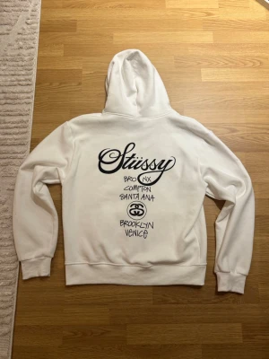 Stüssy Zip-Hoodie - Ny Stüssy Zip-Hoodie, endast använd en gång.   Storlek Small men passar även Medium🙂