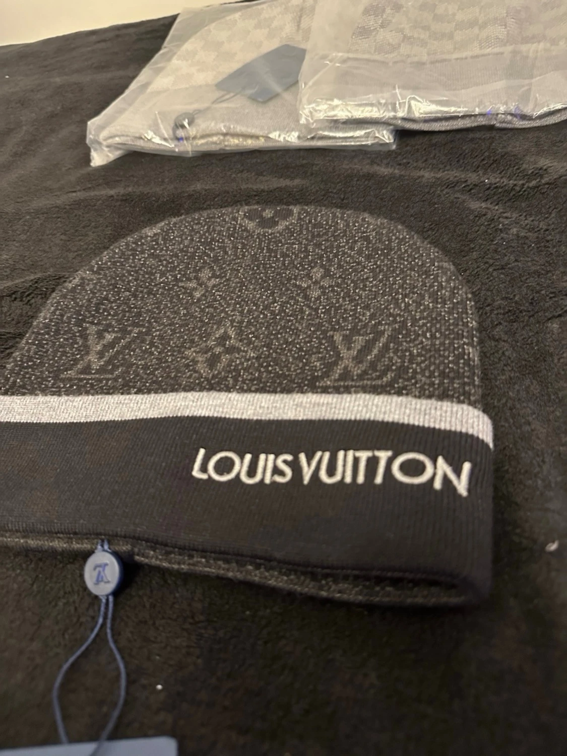 VL mössa svart grå 