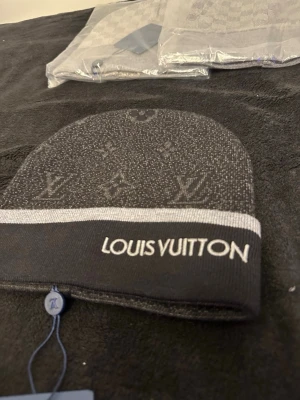 VL mössa svart grå  - Fin mössa 