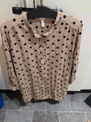 H&M blus M - Blus från H&M stl 40
