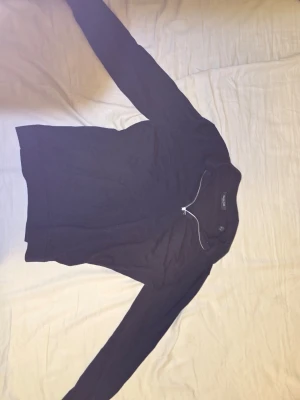 Mörkblå half zip tröja Massimo Dutti - Snygg mörkblå långärmad tröja från Massimo Dutti med half zip-dragkedja vid halsen. Tröjan har en klassisk passform och är tillverkad i mjukt stickat material som känns skönt mot huden. Perfekt för dig som gillar stilrena och enkla plagg.