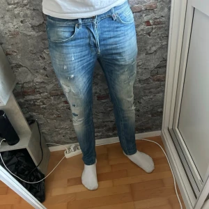 Dondup jeans - Mycket fint skick, inga defekter. Nypris ca 3500kr. Storlek W33, mått finns. Tags medföljer inte. Skriv för mer information!🤝